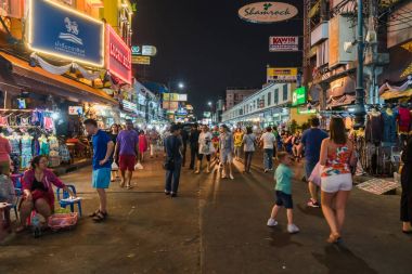 Undefned turist Khaosan Road Street yürüyüş