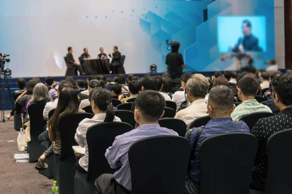 Sprekers op het podium in de conferentiezaal — Stockfoto