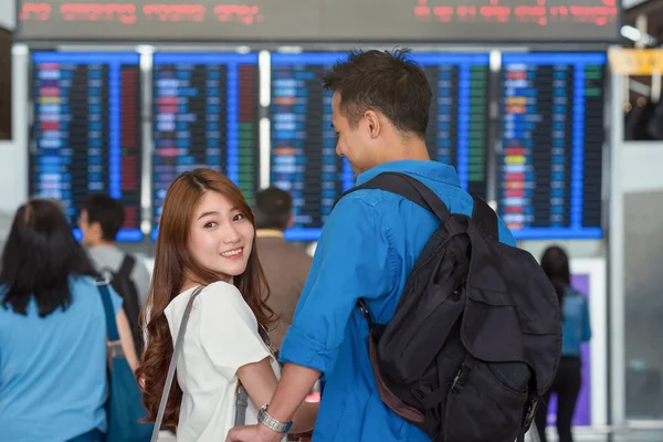 Asiático casal de viajantes emocionante — Fotografia de Stock