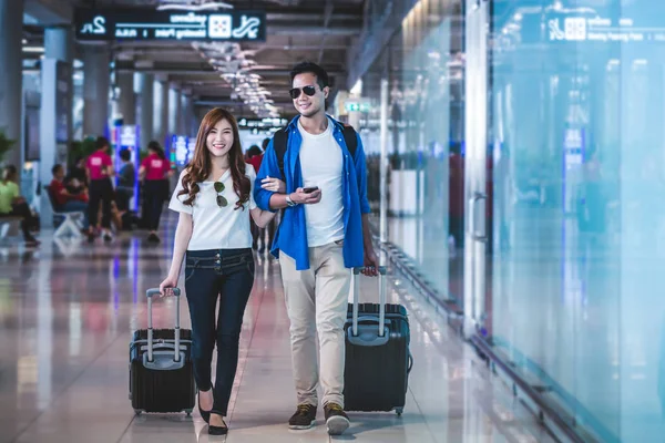 Asiático pareja de viajeros caminando con maletas — Foto de Stock