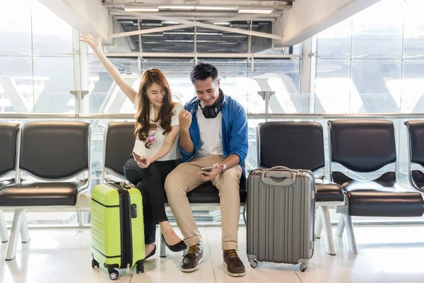 Feliz asiático casal de viajantes — Fotografia de Stock
