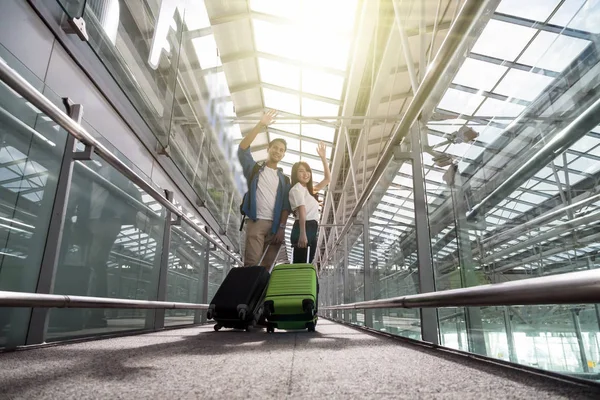 Asiático casal de viajantes acenando as mãos — Fotografia de Stock