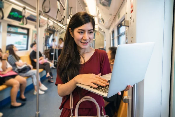 Ασιατικές γυναίκα επιβάτη που χρησιμοποιούν φορητό υπολογιστή — Φωτογραφία Αρχείου