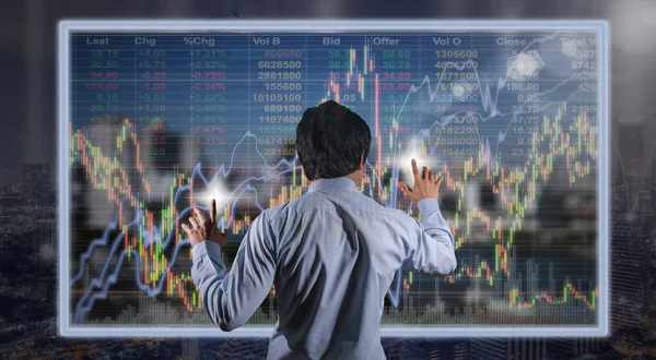 Dijital sanal ekran dokunaklı işadamı