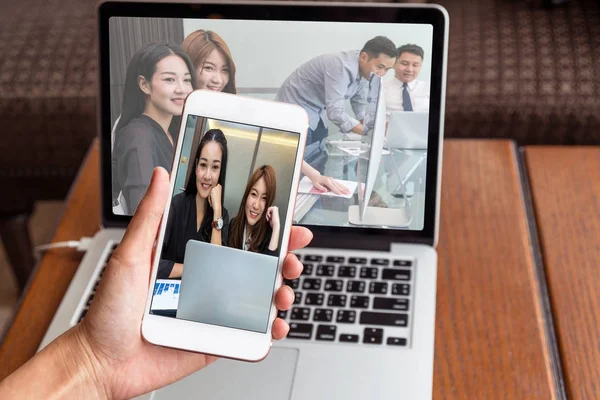 Smartphone de mano con videoconferencia —  Fotos de Stock