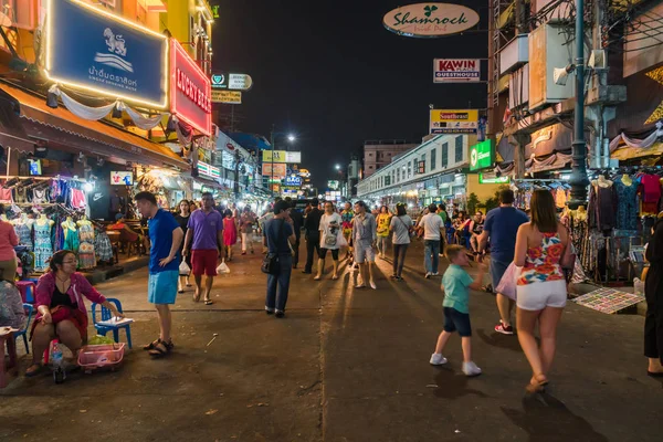 Undefned toeristen straat wandelen in Khaosan Road — Stockfoto