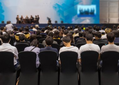  Konferans salonunda dinleyiciler