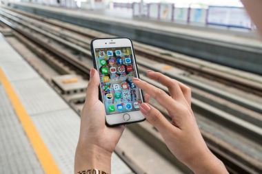 Iphone6 kadın elinde