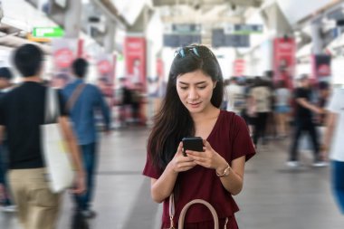 Asyalı kadın akıllı cep kullanarak 