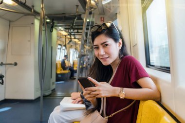 Asyalı kadın sosyal ağ kullanma 