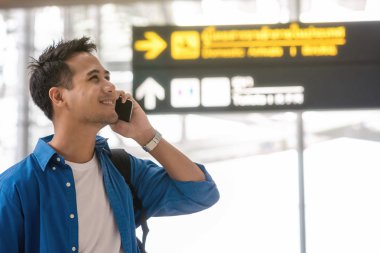 Akıllı cep telefonu kullanarak Asya seyahat