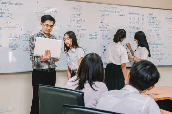 Professor asiático dando aula para grupo — Fotografia de Stock