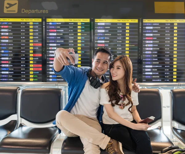 Felicidade casal asiático viajante — Fotografia de Stock