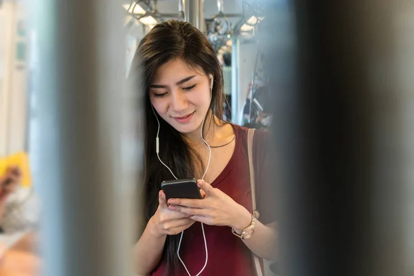 Mujer asiática con teléfono móvil inteligente —  Fotos de Stock