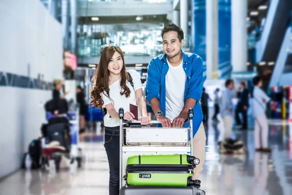 Asian para podróżnik z walizkami — Zdjęcie stockowe