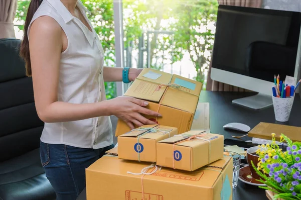 Junge asiatische Eigentümer Geschäftsfrau — Stockfoto