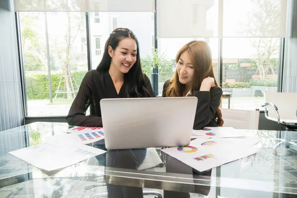Duas jovens empresárias asiáticas — Fotografia de Stock