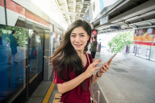 Mujer asiática usando la tableta de tecnología —  Fotos de Stock
