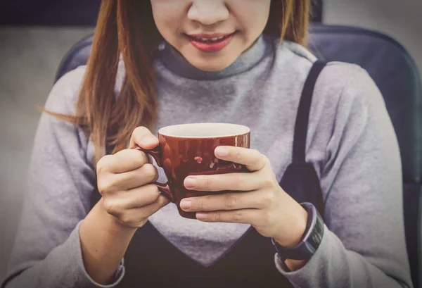 Mulher segurando xícara de café — Fotografia de Stock