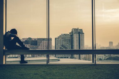 Kafa elinde oturan sad işadamı