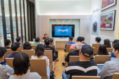 Seminer veya hoparlörler ile toplantı salonu 