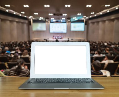Ahşap masa üstünde bilgisayar laptop 