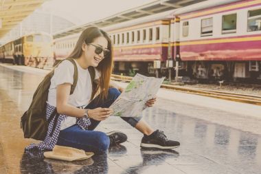 Asyalı kadın haritaya bakıyordum Traveler 