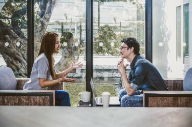 Kafede oturan Asya çift 