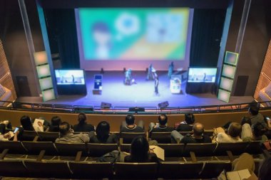 Hoparlörler arka ile sahnede 