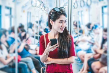 Asyalı kadın yolcu