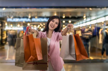 Shoping çanta ile Asyalı kadın 