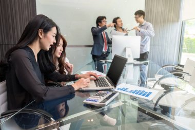 Grup Asyalı iş adamları