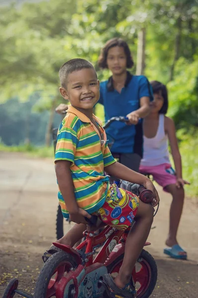 Grupo de asiáticos indefinidos feliz niños —  Fotos de Stock