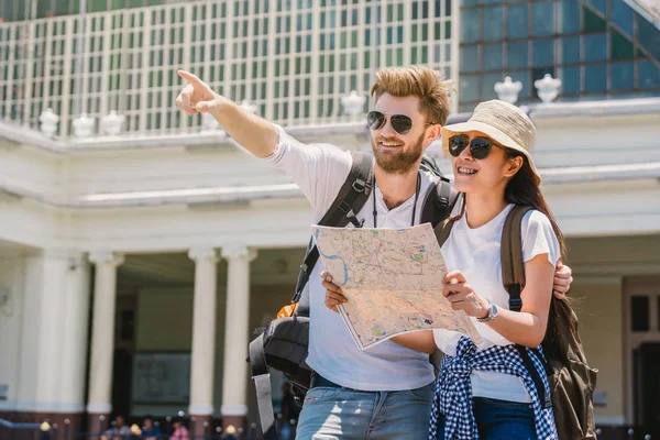 Viajantes multi-étnicos estão olhando para o destino — Fotografia de Stock