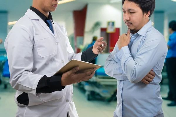 Arzt hält Tablette in der Hand — Stockfoto