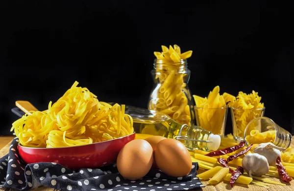 Различные ингредиенты для спагетти болоньезе — стоковое фото