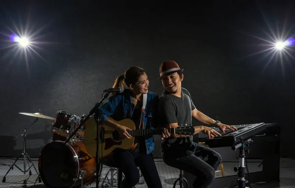 Banda dúo de músicos cantando —  Fotos de Stock