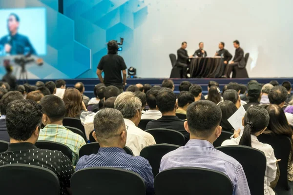 Alto-falantes no palco com Traseira — Fotografia de Stock