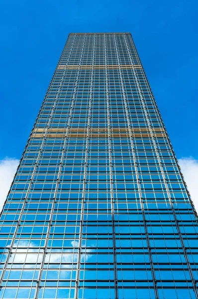 Edificio de oficinas de vidrio — Foto de Stock