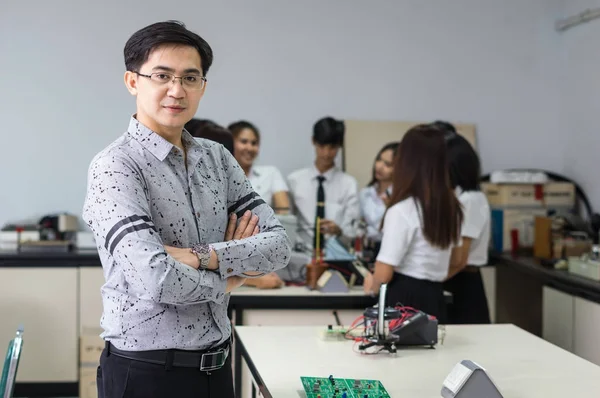 Professor asiático na frente de estudantes universitários — Fotografia de Stock