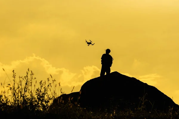 Silhouette de photographe avec drone — Photo