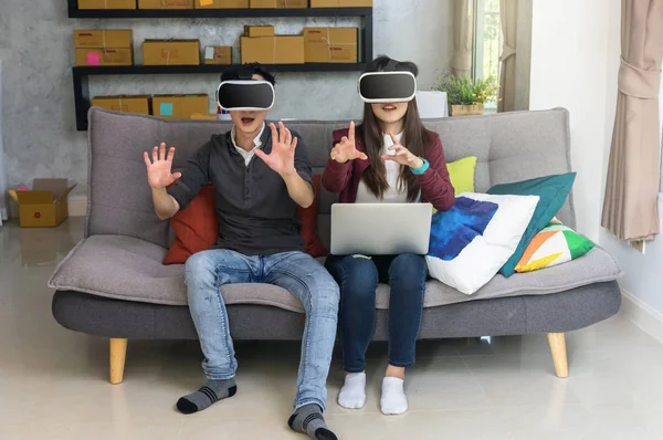 Азіатська пара носити Віртуальна реальність — стокове фото