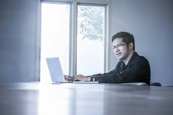 Asiático hombre de negocios sentado en trabajo espacio —  Fotos de Stock