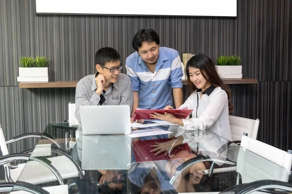 Grupo de empresarios asiáticos — Foto de Stock