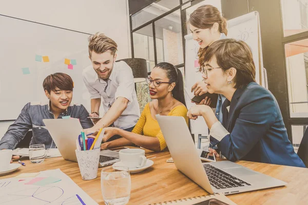 Asya ve çok ırklı iş insanlar