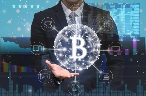 Biznesmen ręka trzyma na bitcoins — Zdjęcie stockowe