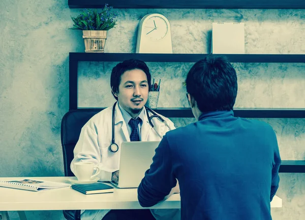 Лікар обговорює діагноз з пацієнтом — стокове фото