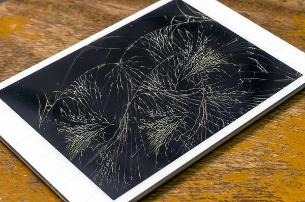 Tableta con pantalla de vidrio roto —  Fotos de Stock