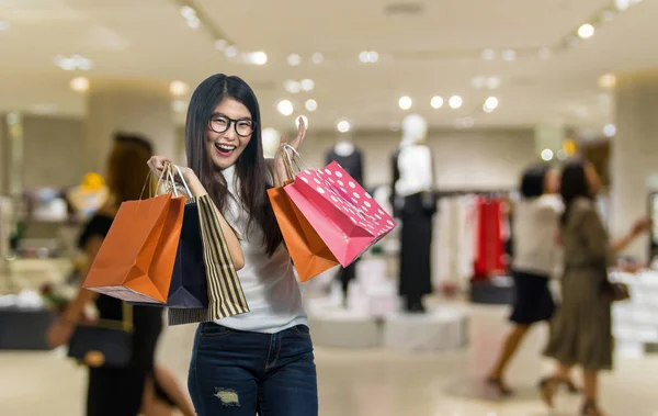 Glad ung asiatisk kvinna shopping — Stockfoto