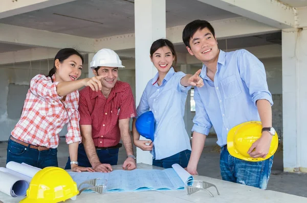 Engenheiros de construção trabalhando com corporativo — Fotografia de Stock